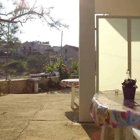 Karuza Rukavac Apartment Vis