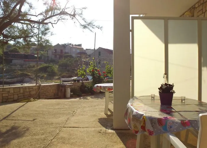 Karuza Rukavac Apartment Vis